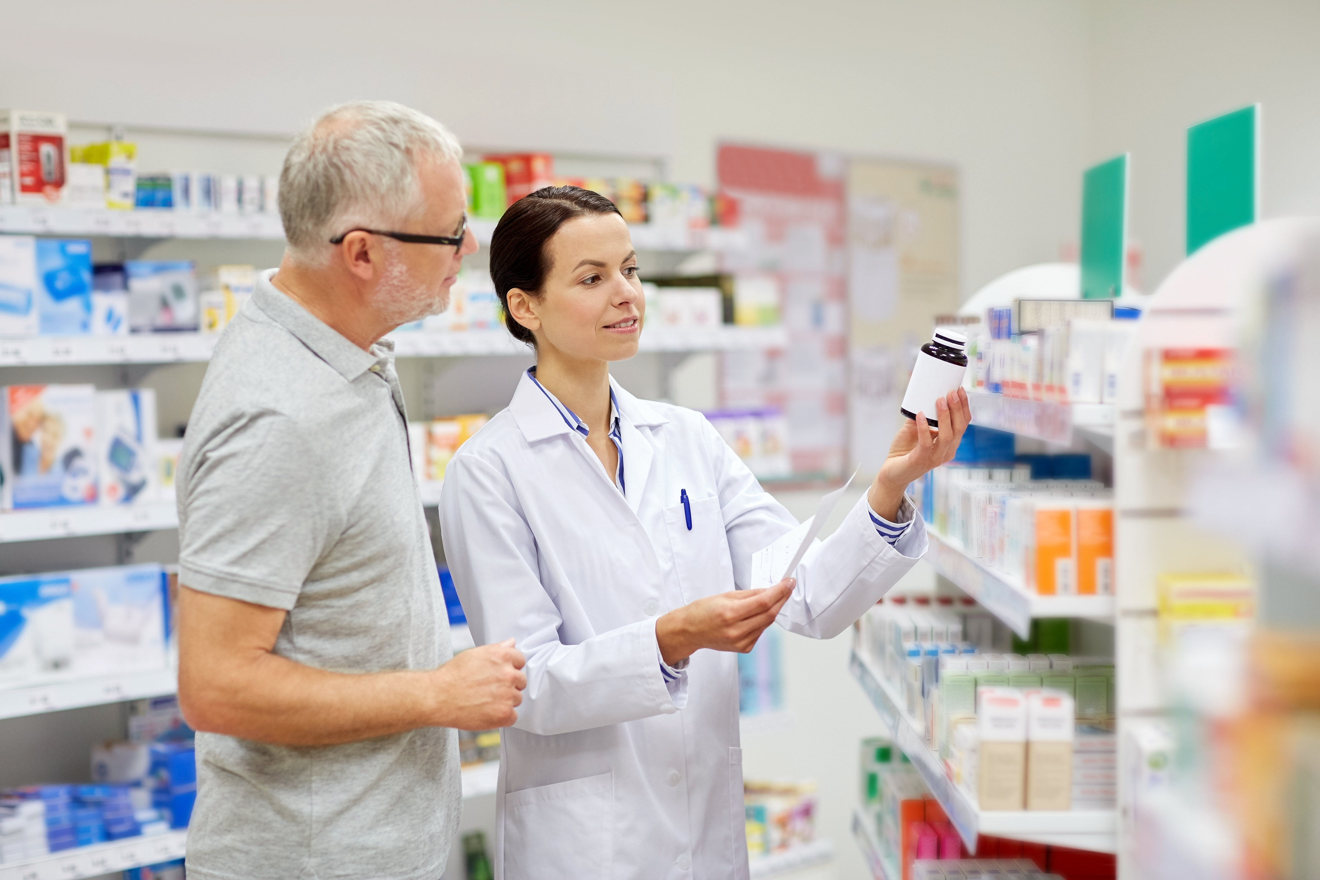 Farmacéutico de FarmaNorte atendiendo a un cliente en Providencia